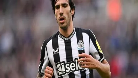 罗慕洛、费利佩各入一球，刘洋染红，成都击败泰山，泰山赛季首败！